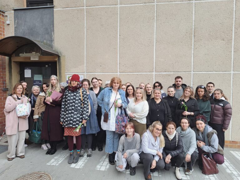 Read more about the article Spotkania z&nbsp;Żywymi Książkami w&nbsp;Szkole Cosinus  w&nbsp;Gdyni